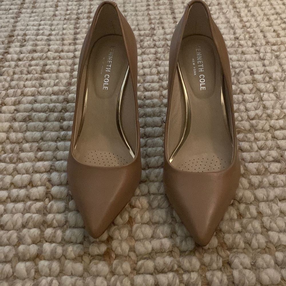 Kenneth Cole Riley pump, size 5.5, latte.  Never worn.